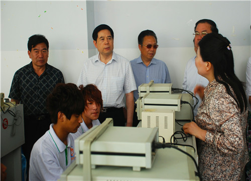 2013年5月21日,时任河南省政协副主席靳克文到我院调研_副本.jpg